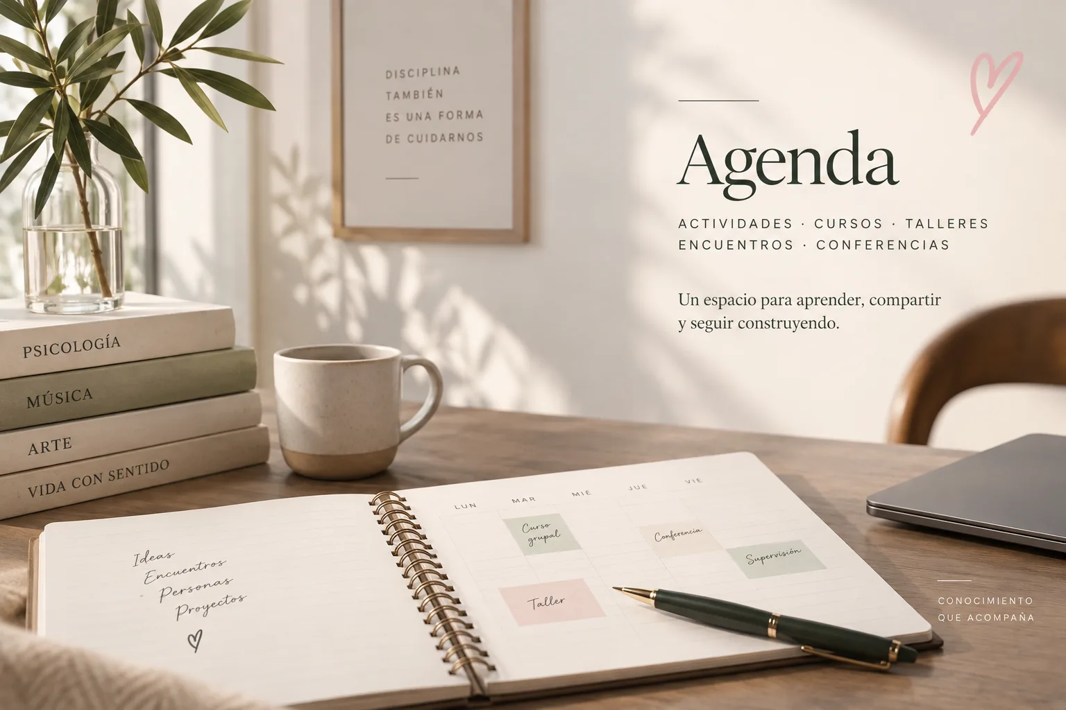 Composición editorial con agenda, libros y materiales de trabajo.
